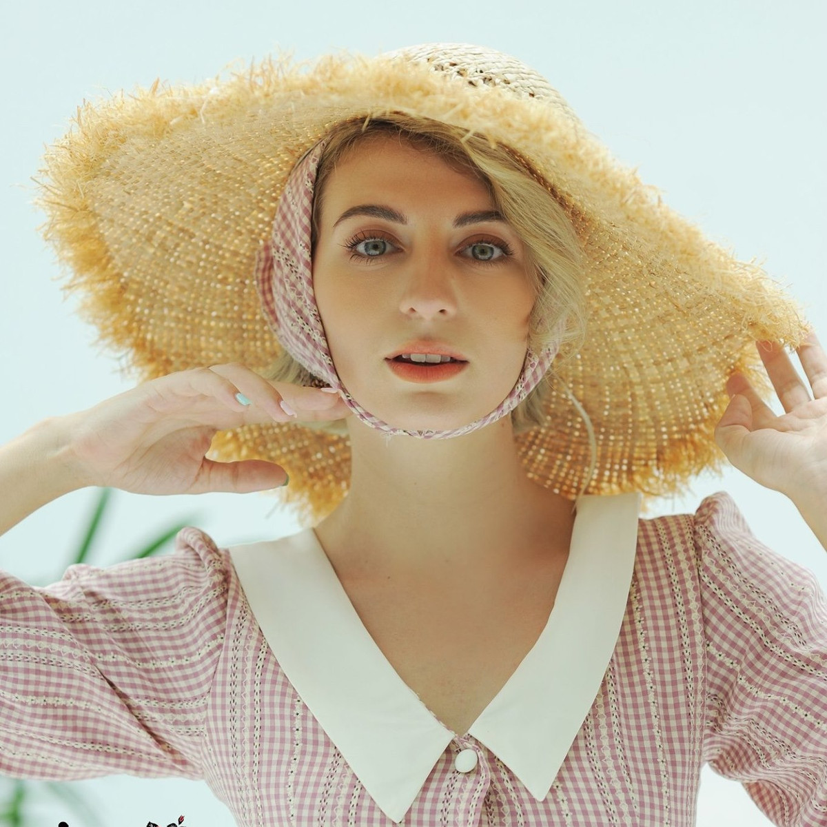 Bên cạnh công việc làm người mẫu ảnh, Kateryna còn xuất hiện trong vai trò diễn viên đóng TVC quảng cáo và ca sĩ.