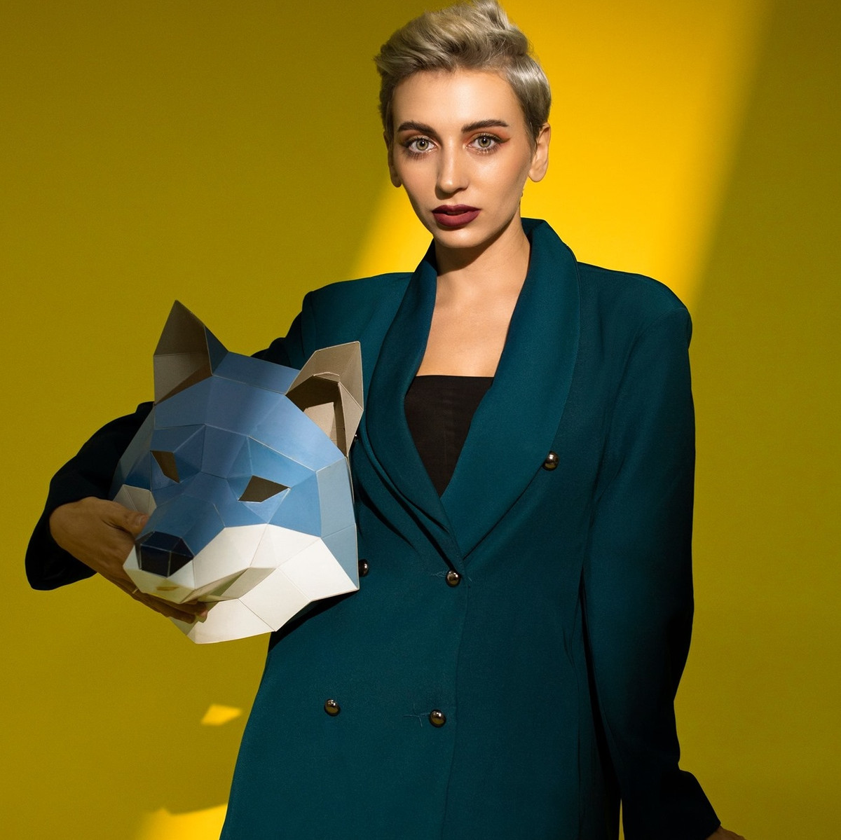 Không chỉ dừng lại tại đó, dân mạng cũng nhanh chóng tìm ra danh tính của cô nàng mẫu Tây lên án người Việt Nam ăn thịt chó.