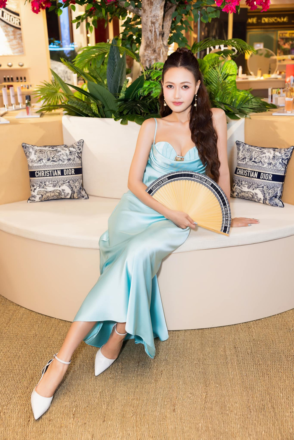 Nhung Gumiho từng bước tiến vào showbiz bằng việc tham gia các gameshow giải trí, làm MC... Cô từng khiến cộng đồng mạng đặc biệt chú ý khi tham gia chương trình "Sao nhập ngũ" mùa đầu tiên.