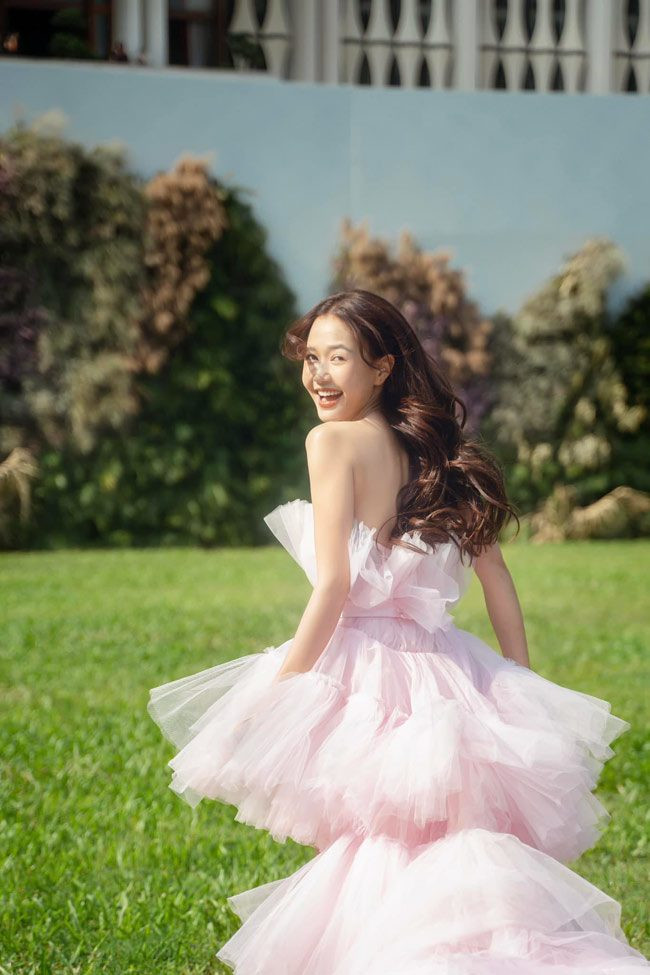 Ở tuổi 31, Nhung Gumiho vẫn sở hữu nhan sắc trẻ trung, xinh đẹp đáng ngưỡng mộ. Cô nàng có nụ cười "tỏa nắng" đã trở thành thương hiệu, khiến người nhìn "tan chảy".