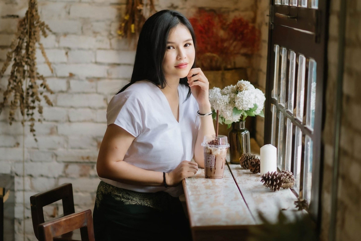 Nhờ khối tài sản khổng lồ, nữ đại gia trẻ tuổi này thường xuyên đầu tư tiền bạc cho các CLB bóng đá Lào cũng như tham gia công tác điều hành, tổ chức các giải đấu từ thiện.