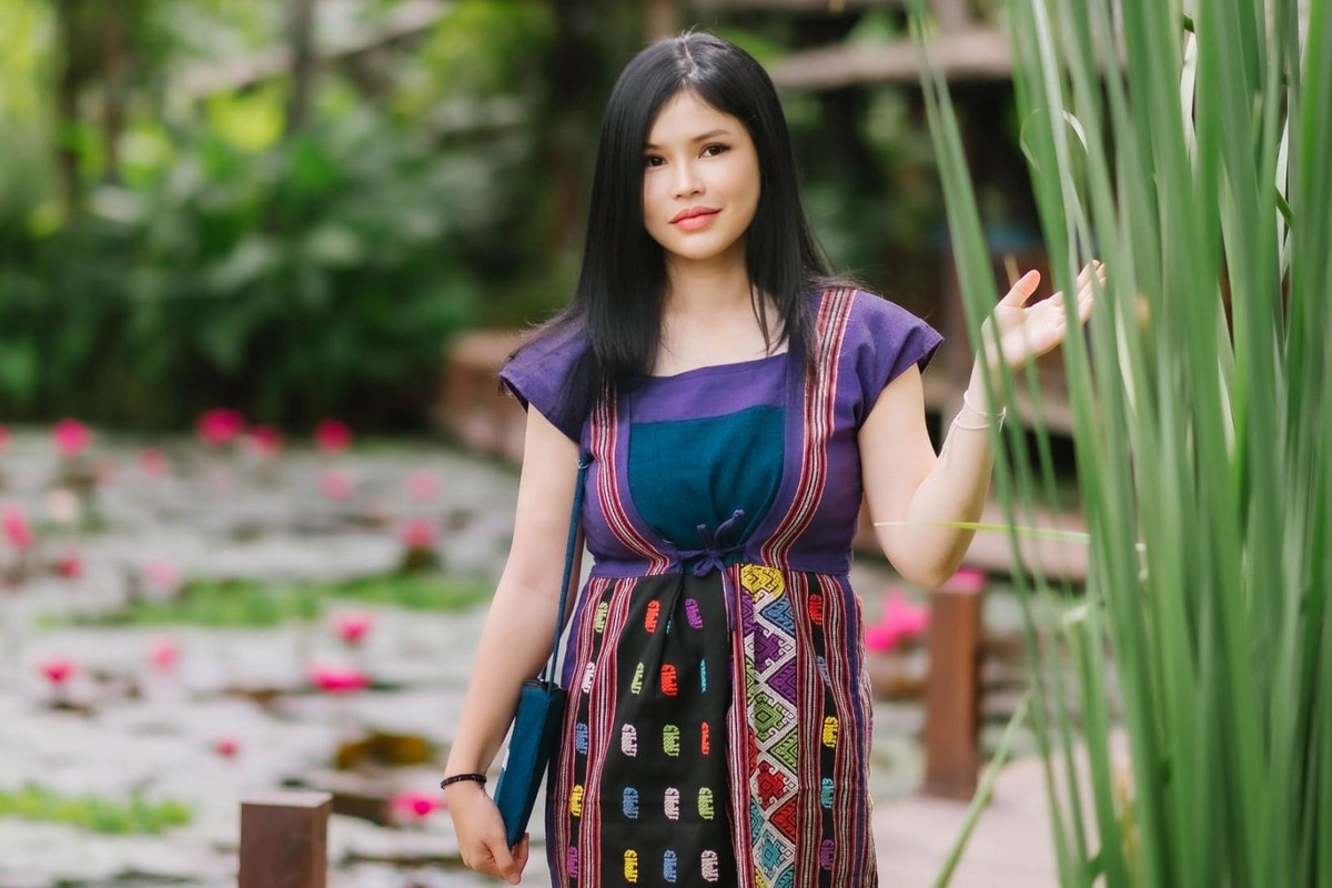 Không chỉ hỗ trợ tiền bạc, tham gia vào công việc điều hành và tổ chức các giải đấu từ thiện, trong hành trình làm thay đổi bóng đá Lào, Madam Bo còn quan tâm tới các tài năng trẻ.