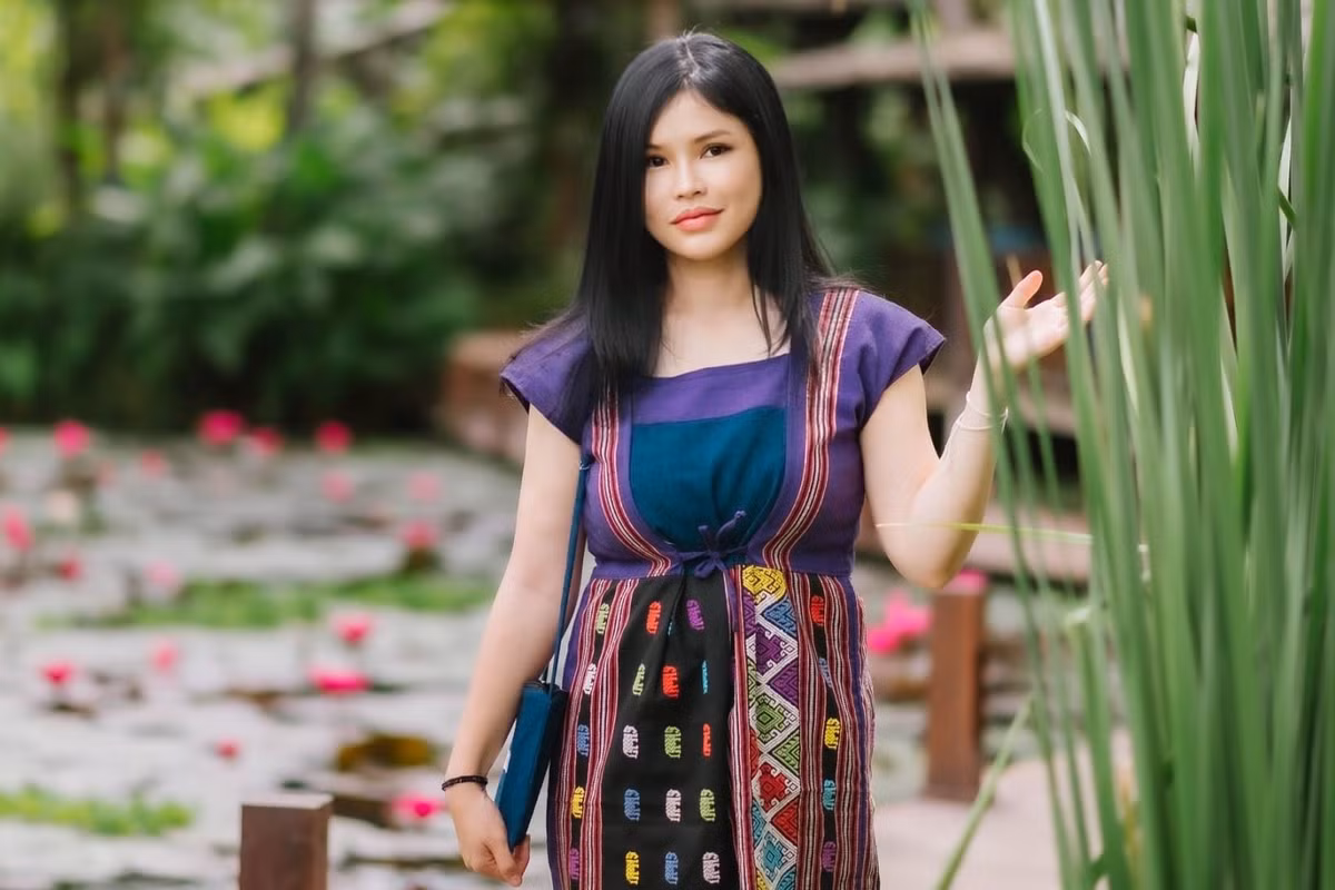 Không chỉ hỗ trợ tiền bạc, tham gia vào công việc điều hành và tổ chức các giải đấu từ thiện, trong hành trình làm thay đổi bóng đá Lào, Madam Bo còn quan tâm tới các tài năng trẻ.