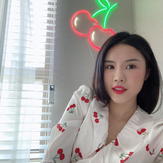 Kim Hyeri còn được biết đến với vai trò chủ nhân kênh Youtube Cheri Hyeri có hàng triệu người theo dõi. Cô bạn sin&#x8;h ngày 25/1/1994, tốt nghiệp khoa Tiếng Việt, Đại học Ngoại ngữ Hàn Quốc.