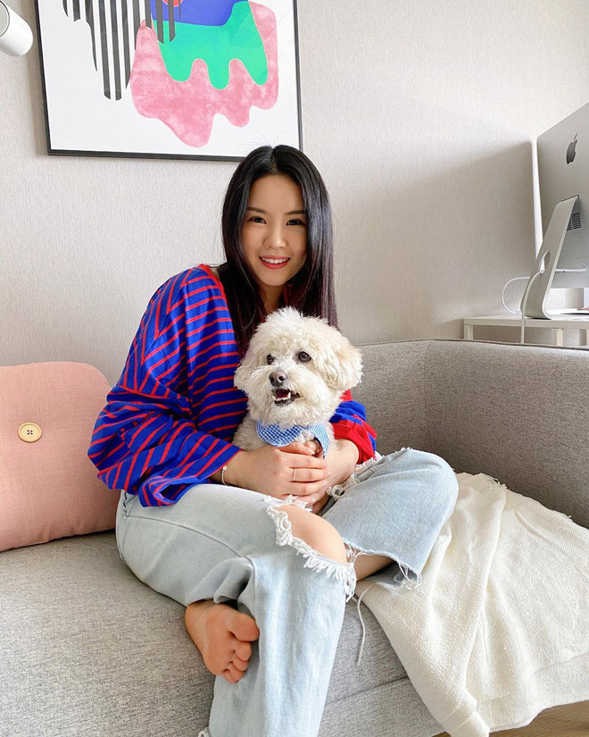 Với mỗi lý do, Cheri Hyeri đều đưa ra dẫn chứng về quan điểm của mình. Chẳng hạn, cô nàng cho biết thích việc ở nhà nên không có cơ hội gặp gỡ, làm quen với người mới.