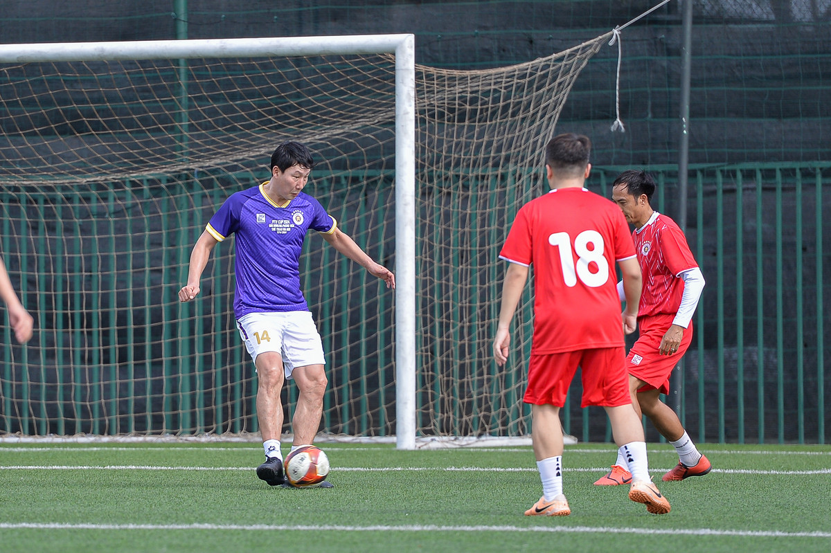 HLV Kim Sang Sik thi đấu cho đội bóng áo tím, còn trợ lý Choi đá cho đội áo đỏ. Cả hai đều xuất phát ngay từ đầu.