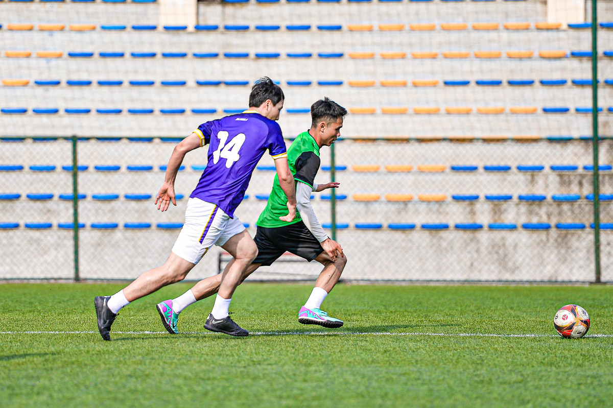 HLV Kim Sang Sik thi đấu ở tuyến giữa và thường xuyên có những pha chuyền bóng và đánh chặn cùng các đồng đội.