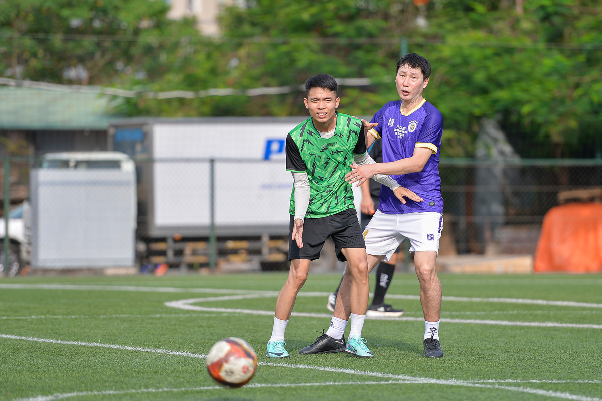 Đáng chú ý, đá chung đội với HLV Kim Sang Sik còn có rất nhiều ngôi sao của bóng đá Việt Nam như Văn Quyết, Như Thành, Nguyễn Thế Anh…