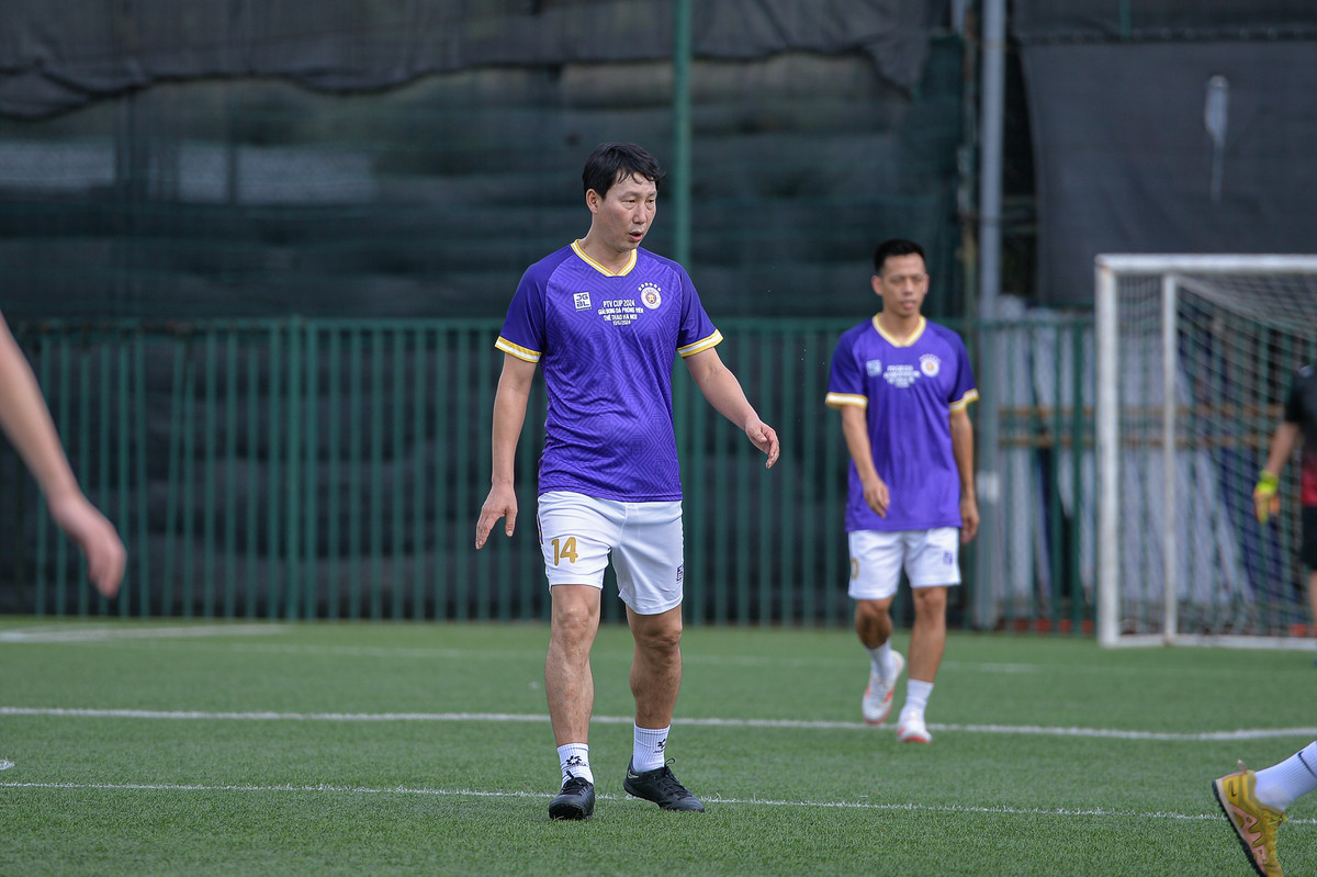 Cũng trong ngày vui này, HLV Kim Sang Sik đã có dịp giao hữu với các phóng viên thể thao Hà Nội. Ngoài ông Kim, trợ lý số 1 Choi Won Kwon cũng tham gia giải đấu đặc biệt này.