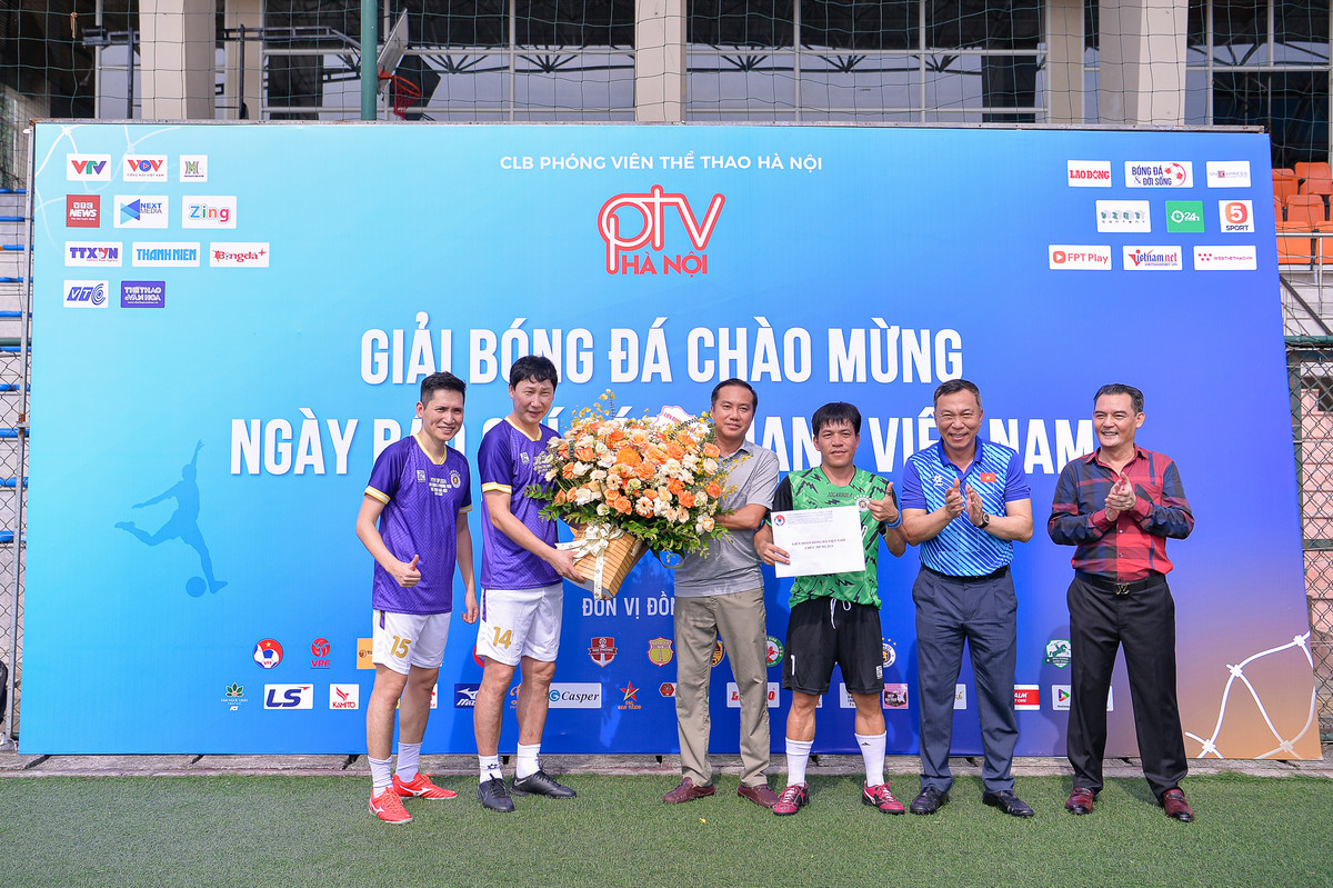HLV Kim Sang Sik và lãnh đạo Liên đoàn Bóng đá Việt Nam (VFF), Công ty Cổ phần Bóng đá Chuyên nghiệp Việt Nam (Công ty VPF) đã tặng hoa chúc mừng các nhà báo, phóng viên thể thao Việt Nam nhân kỷ niệm Ngày Báo chí Cách mạng Việt Nam.