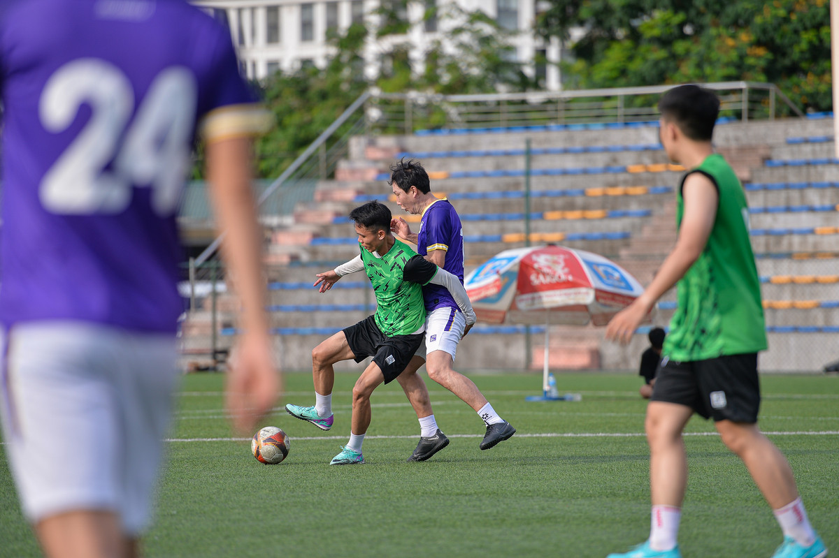 Trong lần đầu tiên trải nghiệm đá sân 7, và việc phải thi đấu dưới thời tiết nắng nóng hơn 38 độ của Hà Nội đã khiến HLV Kim xuống sức rõ rệt.