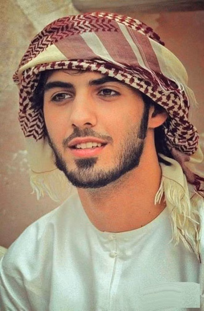 Omar sở hữu một khuôn mặt đẹp "không góc chết" cùng ánh mắt quyến rũ có thể "hớp hồn" bất kỳ cô gái nào. Anh chàng đến từ Trung Đông sinh năm 1990, xuất phát là một người mẫu tự do, nhiếp ảnh gia kiêm diễn viên.