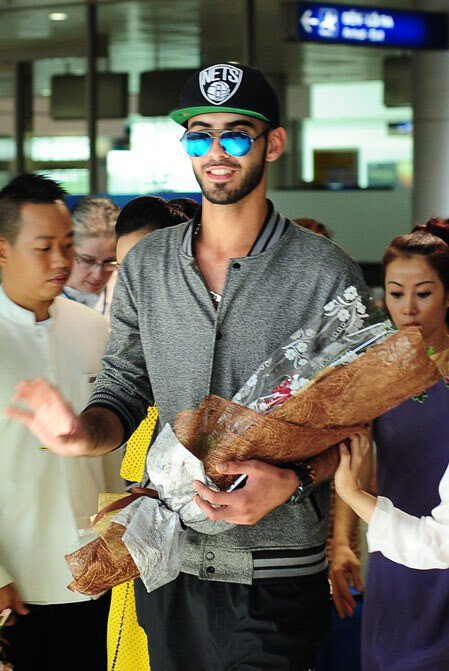 Vào tháng 7 năm 2013, Omar còn được mời đến Việt Nam để tham dự một sự kiện và gặp gỡ người hâm mộ Việt. Khi đặt chân tới sân bay, anh gây bất ngờ khi có rất nhiều fan Việt ra đón, thậm chí còn mang banner chào mừng, rầm rộ không kém các thần tượng.