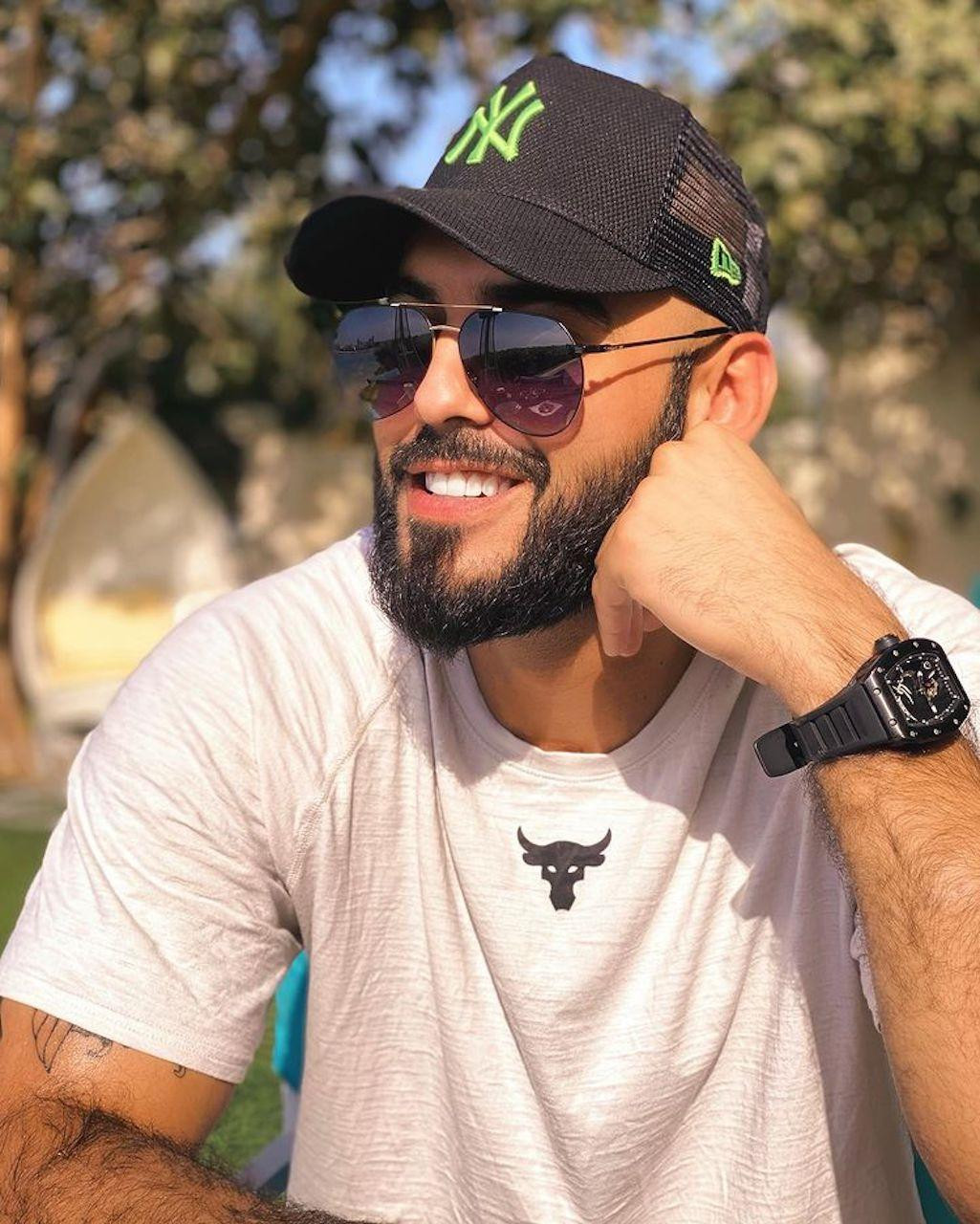 Đám đông vây quanh họ mỗi lúc một chật kín khiến các cảnh sát phải can thiệp và mời họ rời khỏi sự kiện một cách lịch sự. Nam người mẫu đính chính họ chỉ bị mời rời khỏi lễ hội, không hề bị trục xuất khỏi Ả Rập Xê Út như truyền thông đưa tin.