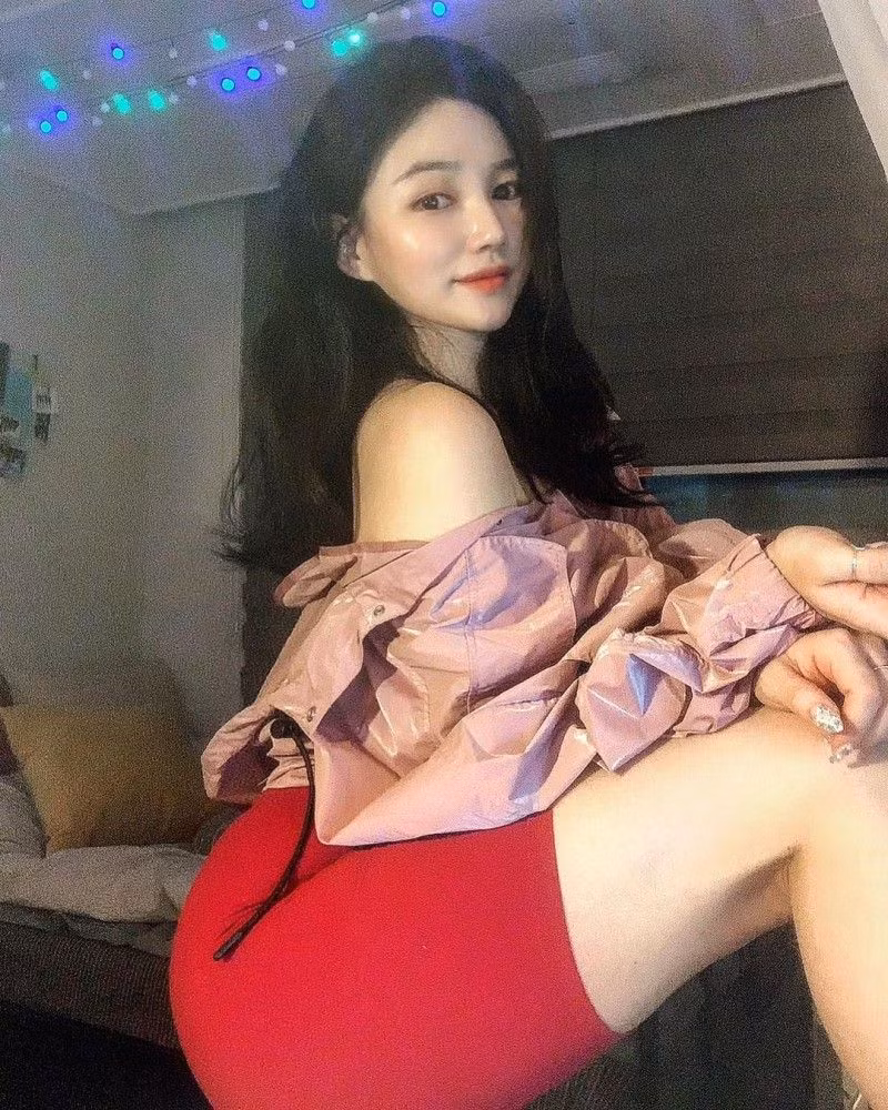 Nhưng Ness vẫn kiên trì luyện tập đều đặn mỗi ngày một chút. Nhờ vậy, không chỉ sức khỏe tốt hơn mà vóc dáng của cô cũng thay đổi, săn chắc, quyến rũ và đầy sức sống.