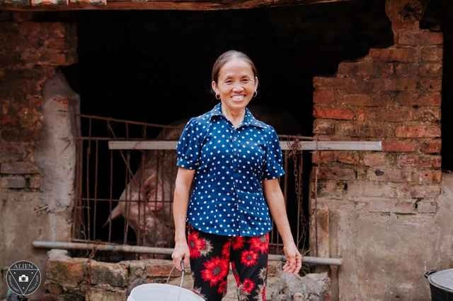 Tên tuổi lên nhanh như diều gặp gió, người phụ nữ ngoài 60 tuổi không tránh khỏi những drama, chỉ trích của cộng đồng bởi nội dung về sau ngày càng mang tính chất "câu view", "câu like". Có cả thời điểm chủ kênh này bị dân tình quay lưng vì bán đồ chưa được kiểm định chất lượng.