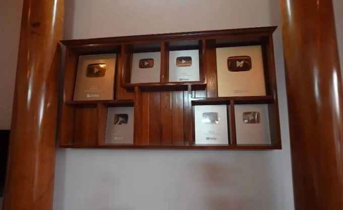 Cũng trong video khoe nhà mới, Bà Tân và con trai không quên "flex" bộ sưu tập các nút vàng, nút bạc YouTube được trịnh trọng bày một góc, chỉ thiếu tấm bằng kỷ lục Guiness Việt Nam "YouTuber đạt nút vàng YouTube nhanh nhất Việt Nam" chưa được để vào.