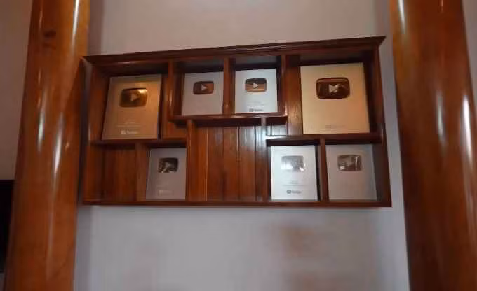 Cũng trong video khoe nhà mới, Bà Tân và con trai không quên "flex" bộ sưu tập các nút vàng, nút bạc YouTube được trịnh trọng bày một góc, chỉ thiếu tấm bằng kỷ lục Guiness Việt Nam "YouTuber đạt nút vàng YouTube nhanh nhất Việt Nam" chưa được để vào.