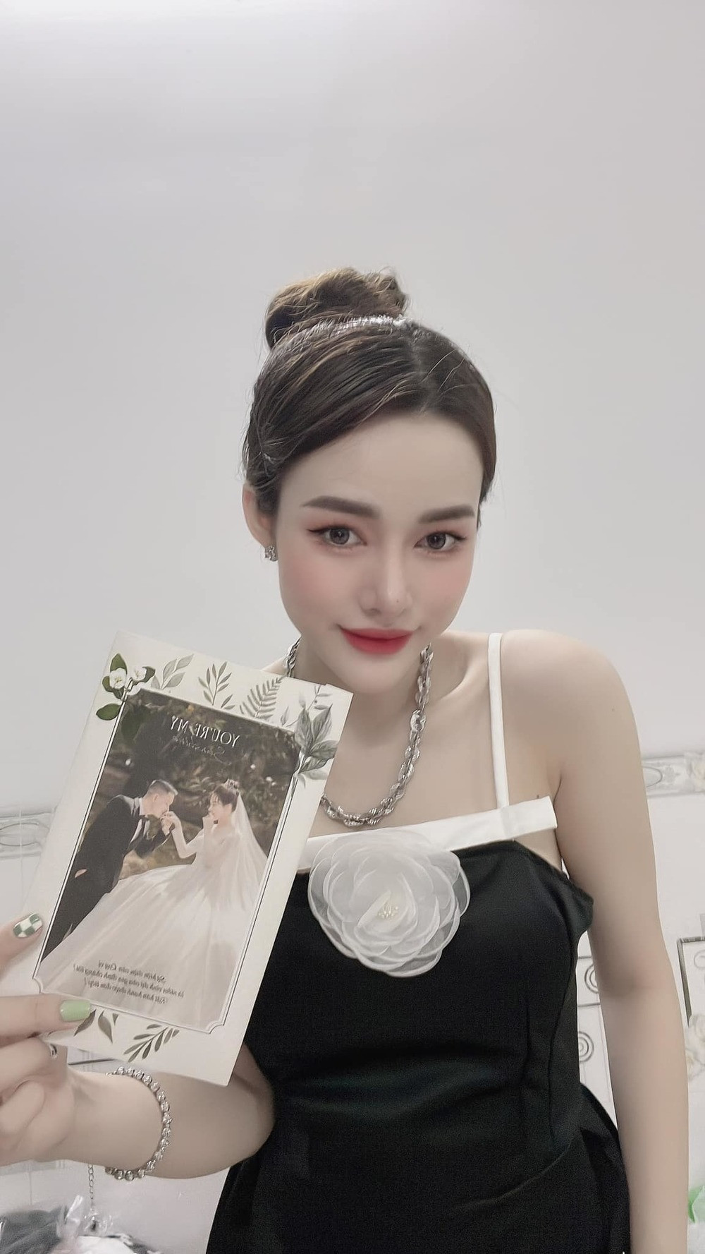 Niềm vui của Kem Kabi còn được thể hiện qua khoảnh khắc cô nàng nhún nhảy "sung" hết cỡ, nhiệt tình cầm mic hát trên sân khấu.