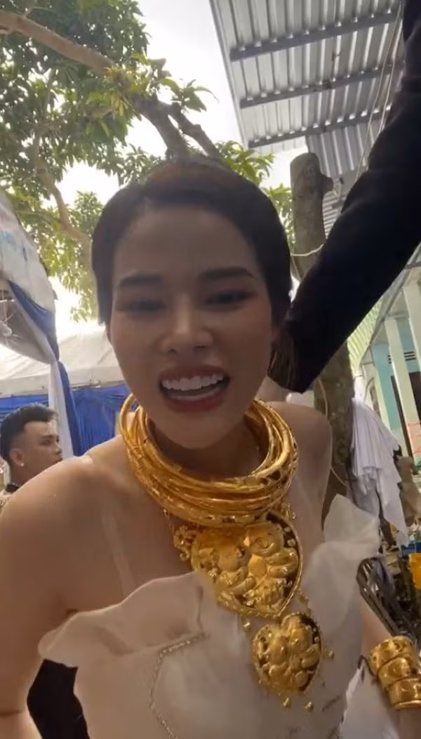 Dẫu vậy, đôi vợ chồng son nhà Kem Kabi vẫn vô cùng hạnh phúc trong sự chứng kiến và chúc phúc của bố mẹ cùng những người thân yêu.