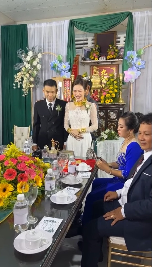 Như đã thông báo sẽ thành "vợ người ta" cách đây không lâu, ngày 1/10, Kem Kabi đã chia sẻ những đoạn clip về hôn lễ của chính mình trên TikTok. Trước đó, cô cũng từng "nhá hàng" ảnh cưới và thiệp mời trên trang cá nhân.