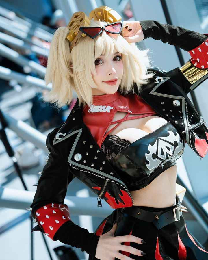 Suaki.rin rất ưa thích kiểu biến hình “thiếu vải”, luôn lựa chọn nhập vai vào các nhân vật nữ nóng bỏng và thu hút hàng triệu lượt tương tác với tốc độ chóng vánh