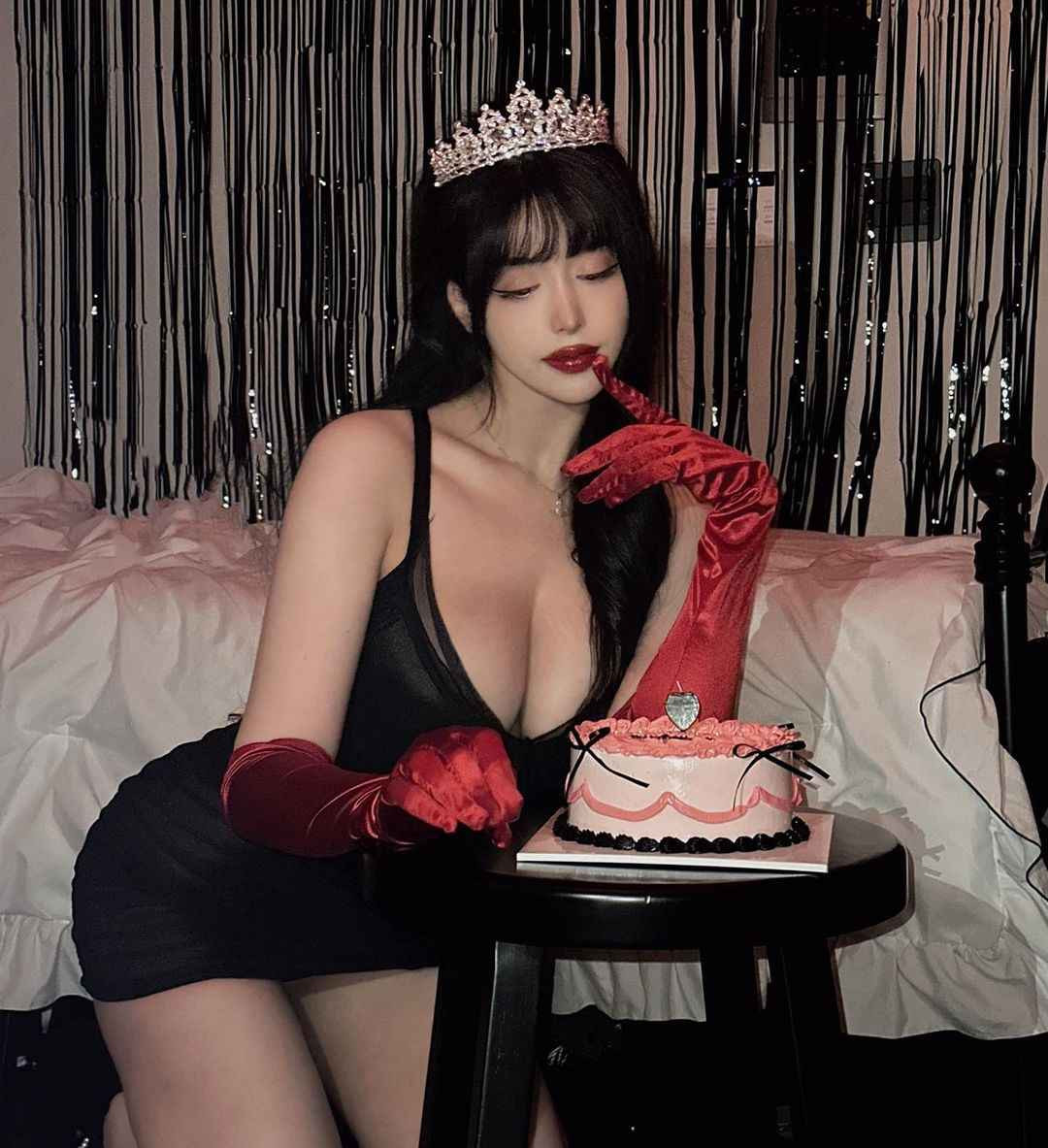 Chỉ với 1 bức ảnh duy nhất, màn biến hình đã được lan truyền với tốc độ chóng mặt trên khắp các diễn đàn lớn, nhỏ, khiến vô số game thủ ráo riết săn tìm bằng được “info” của nữ coser.