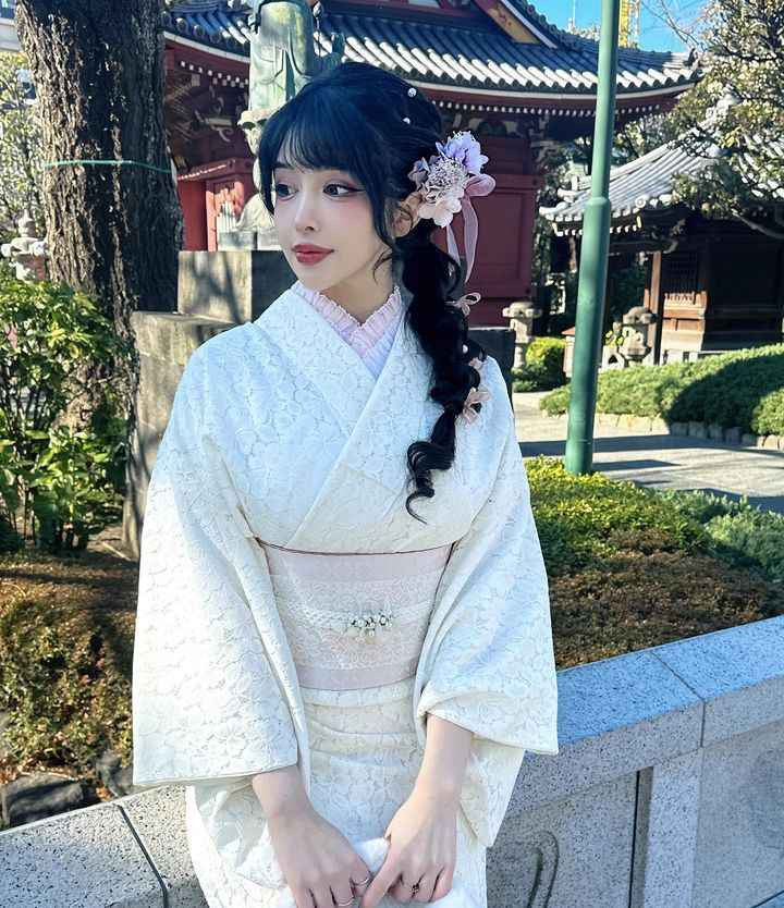 Không chỉ được đón nhận qua các màn cosplay chất lượng, suaki.rin còn được chú ý với những hình ảnh đời thường phong cách, sở hữu gu thời trang hút mắt trên nhiều nền tảng MXH khác nhau.