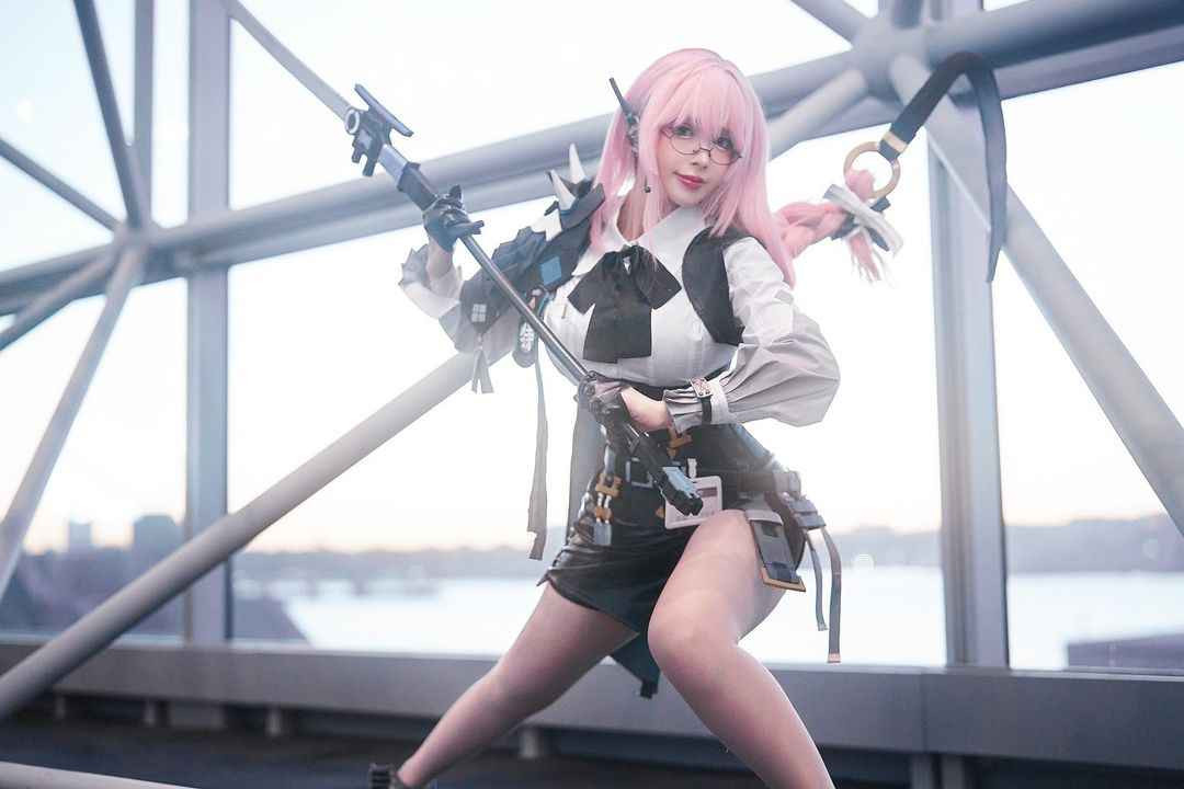 Cuối cùng, sau nhiều công sức mày mò thì nhiều game thủ cũng đã phát hiện ra cô nàng này có biệt danh là suaki.rin - một hot girl nổi đình đám với phong cách hóa trang cực bạo.