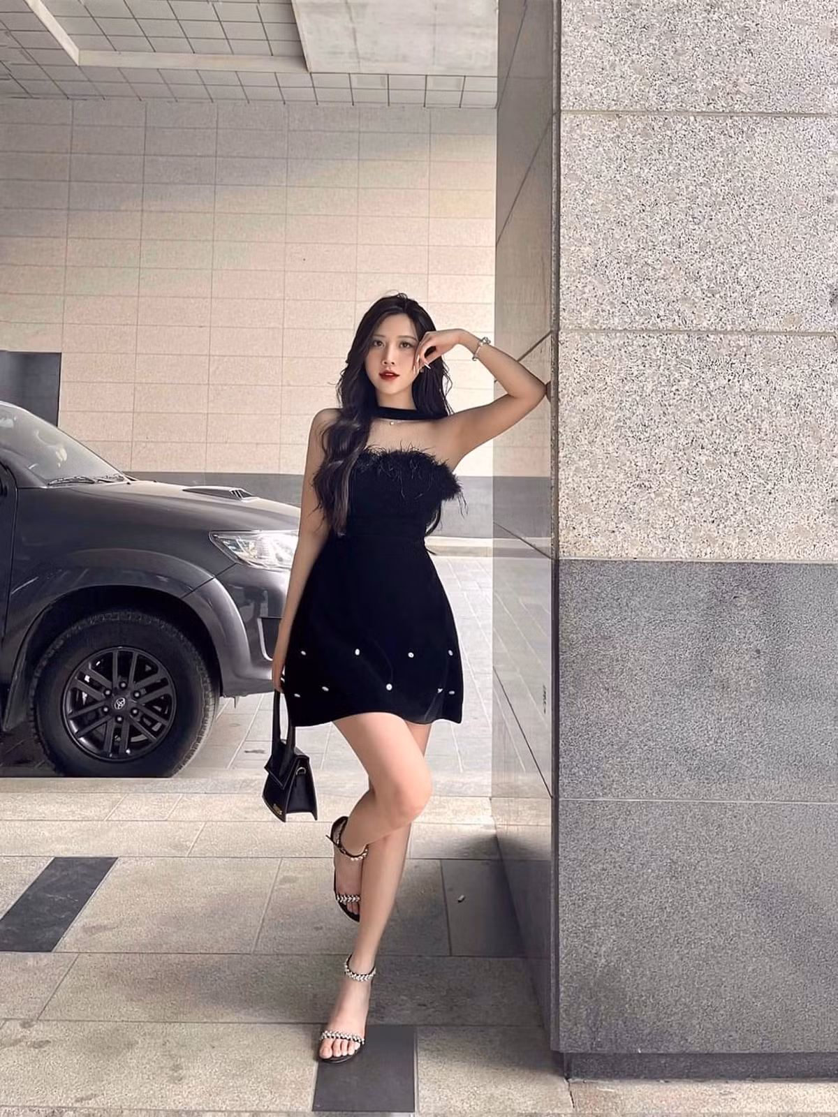 Thời gian gần đây, nhan sắc của Linh Hương được cho là có nhiều điểm khác lạ. Gương mặt cô nàng thay đổi nhiều, phong cách cũng đa dạng hơn.