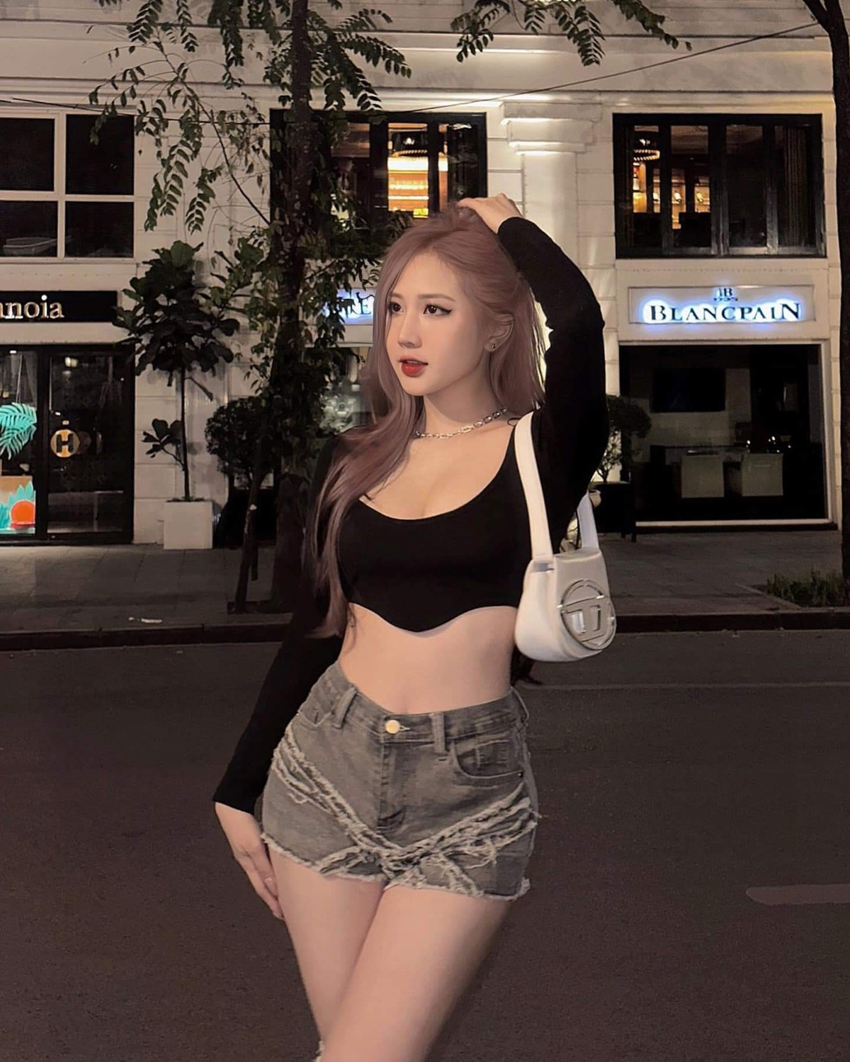 Sau khi tốt nghiệp đại học, Linh Hương trở thành mẫu ảnh chuyên nghiệp. Cô ngày càng được biết đến nhiều hơn với những bộ ảnh nghệ thuật bắt mắt.