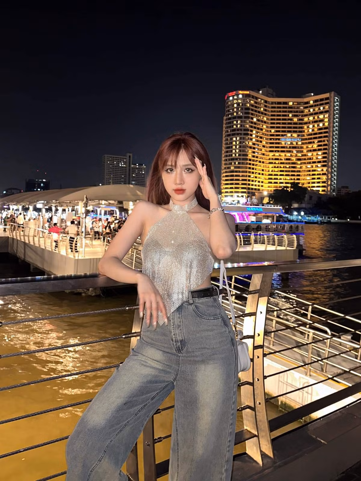 Sau đó vào năm 2018, Linh Hương lại được mệnh danh là một trong những cổ động viên hot nhất mùa AFF Cup 2018.