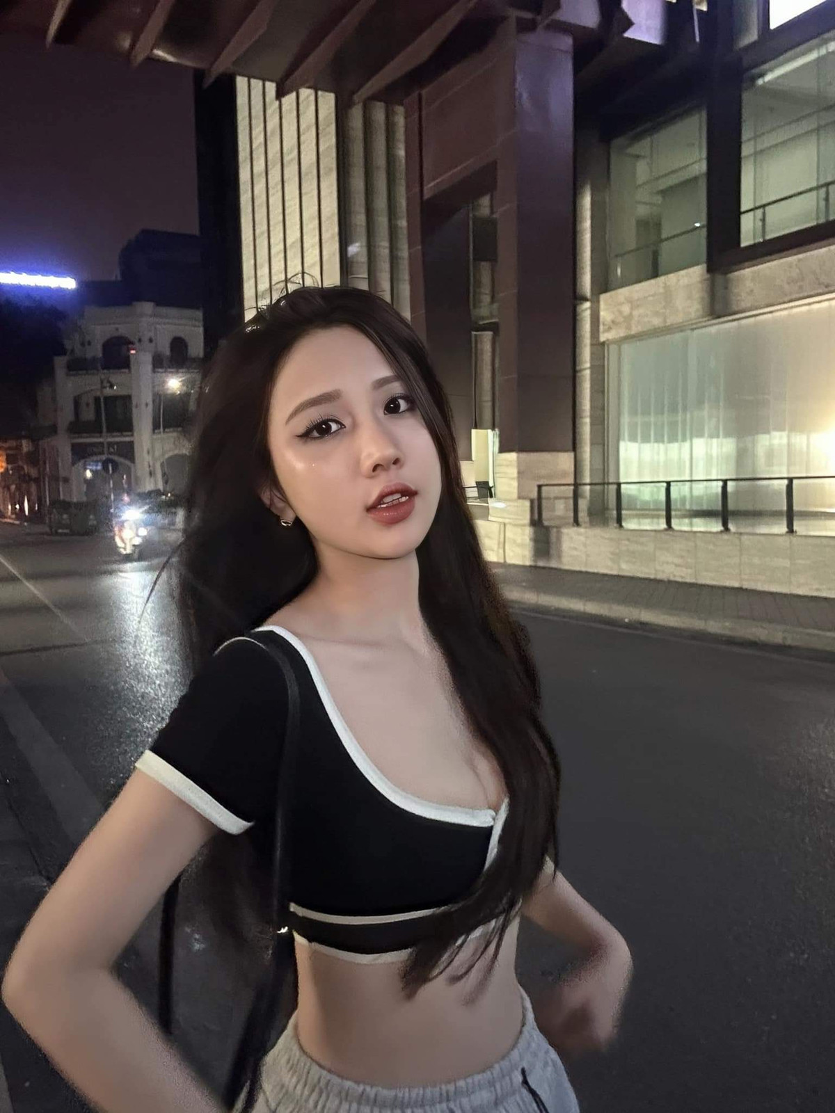 Nhiều người nhận xét, so với dàn hot girl cùng thời, Linh Hương là cái tên vẫn giữ được "nhiệt".