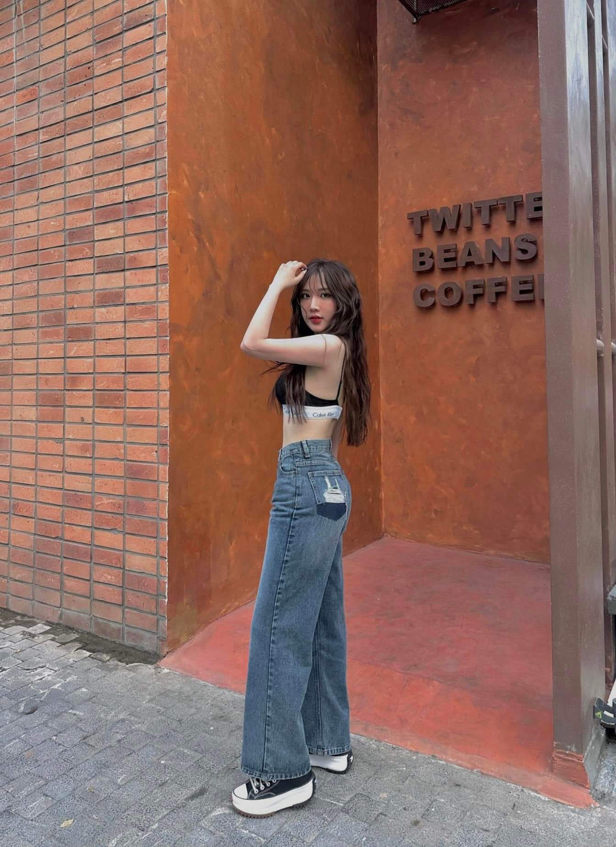 Với body hoàn hảo, Linh Hương tự tin xuất hiện với trang phục quyến rũ. Vóc dáng đẹp của hot girl Tuyên Quang nhận được nhiều lời khen ngợi.