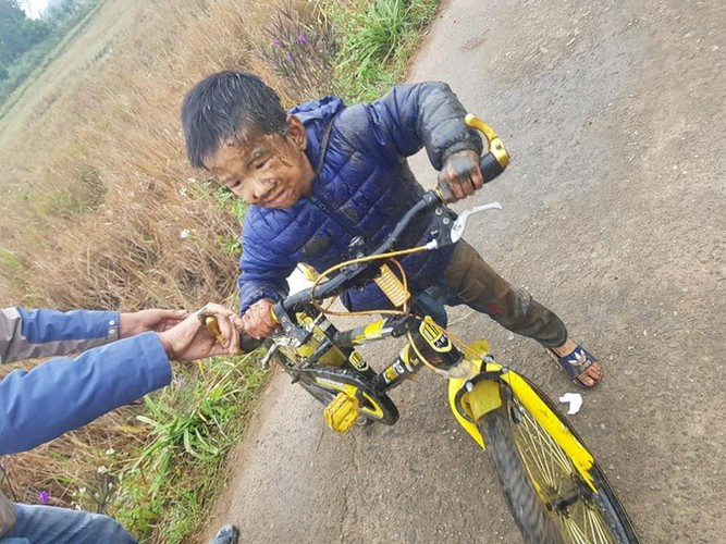 Lao xe xuống ruộng là điều không ai mong muốn, khi sự cố đã xảy ra, mỗi cô gái nên tự rút kinh nghiệm để tránh gặp thêm những tình huống tương tự.