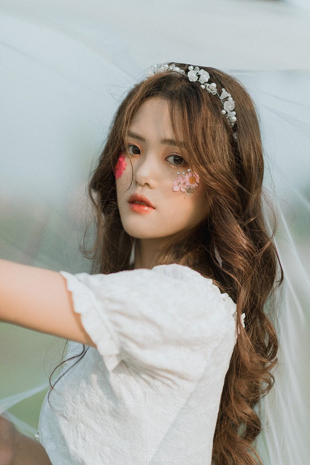 Trên trang cá nhân, Minh Ngọc đăng tải những hình ảnh trong veo, dịu dàng tuổi 17, và nhận được rất nhiều lời ngợi khen.