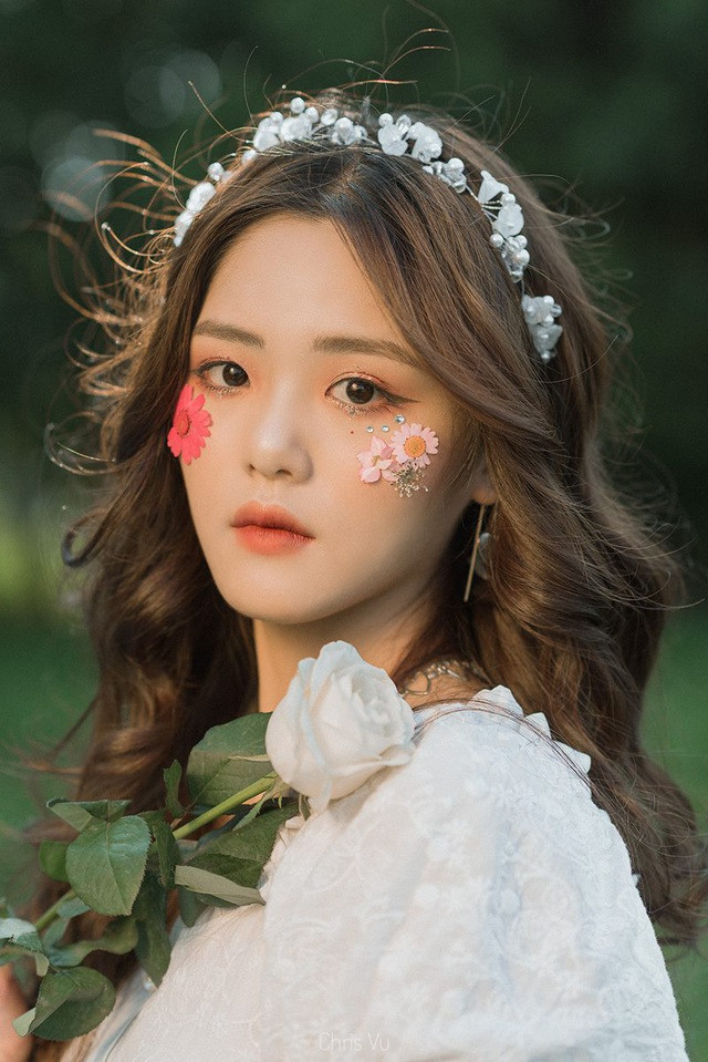 Ngoài thời gian dành cho việc học, Minh Ngọc cũng nhận làm gương mặt quảng cáo cho một số thương hiệu thời trang.