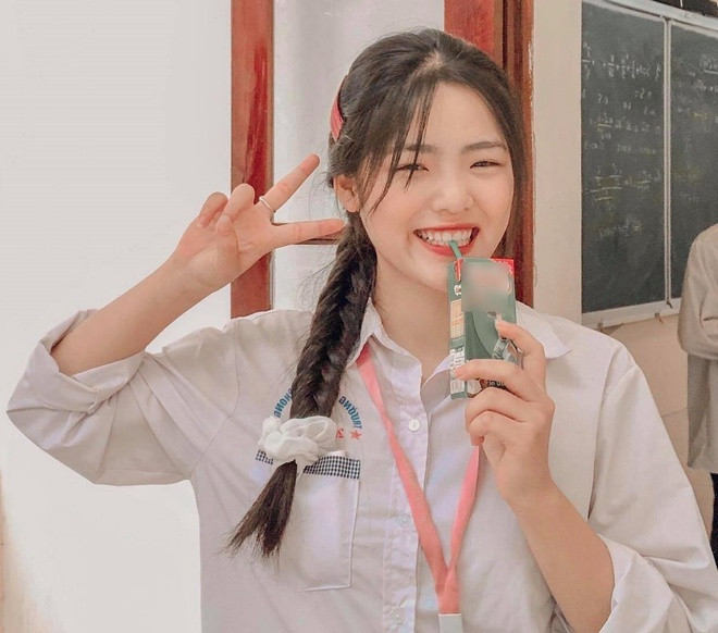 Minh Ngọc hy vọng tuổi 17 sẽ thật ý nghĩa, luôn giữ được nụ cười lạc quan trên môi, đồng thời nhìn nhận mọi thứ với ánh mắt yêu đời nhất có thể.