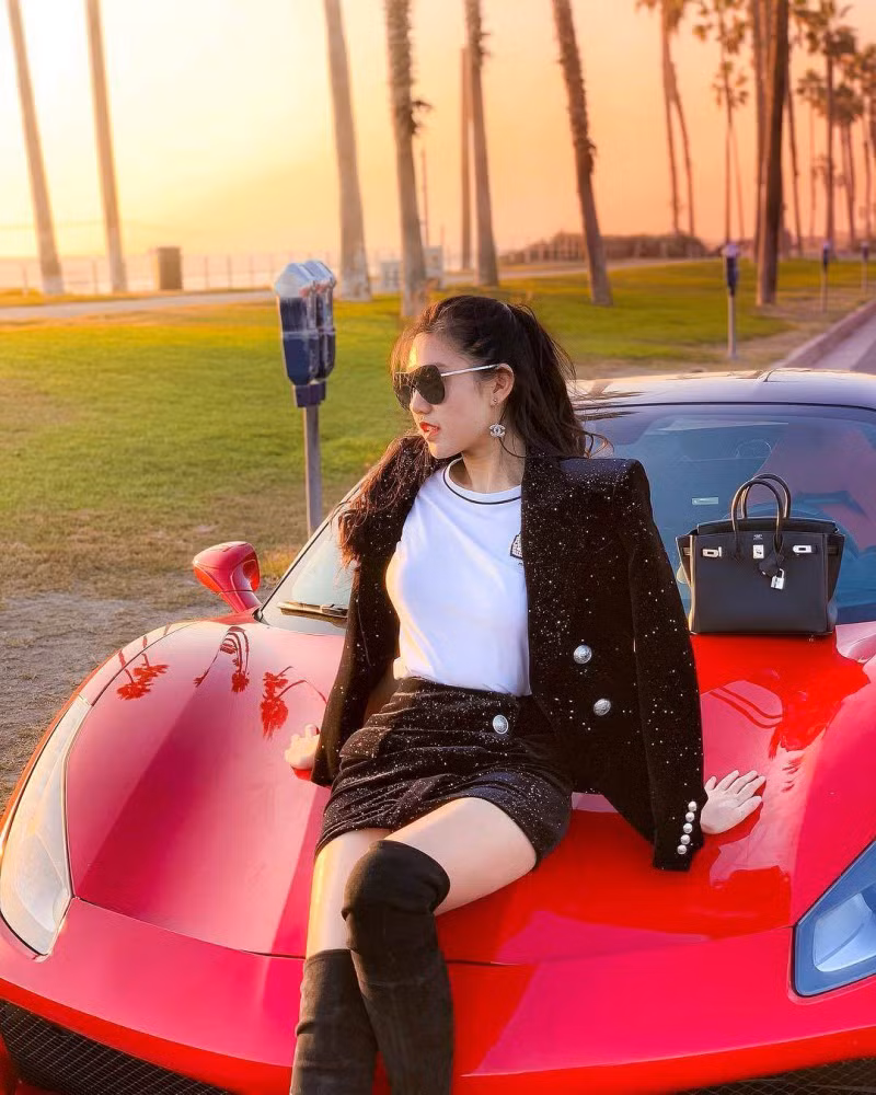 Nhắc tới hội Rich kid Việt Nam người ta sẽ nhớ ngay đến các tên như Tiên Nguyên, Trinh Hoàng, Jolie Nguyễn hay Nhất Hoàng. Trong đó có cả cô gái ngồi giữa gia tài túi hiệu gây choáng trên Instagram chuyên quy tụ hình ảnh về cuộc sống xa xỉ của Hội con nhà giàu. Người đó không ai khác chính là Nguyễn Đặng Tiểu Giang. Cô nàng được mạnh danh là "chị cả" của hội Rich kid Việt Nam.