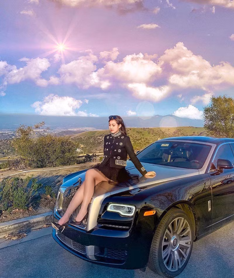 Theo tìm hiểu, Tiểu Giang du học Singapore từ năm 15 tuổi. Sau khi tốt nghiệp trường ĐH Kaplan, cô chuyển đến Mỹ định cư cùng gia đình.