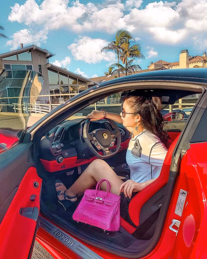 Mặc dù kết hôn và sinh con nhưng Tiểu Giang vẫn rất thảnh thơi. Hàng ngày, cô nàng chở con đi học bằng siêu xe.