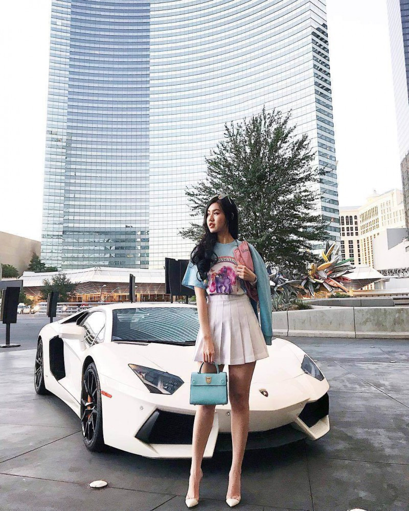 Dù sinh ra trong gia đình thuộc hàng "trâm anh thế phiệt" nhưng Tiểu Giang vẫn muốn có sự nghiệp riêng để không dựa dẫm vào bố mẹ. Theo chia sẻ của "chị cả" hội Rich kid Việt Nam, cô có thu nhập 10.000 USD/ tháng.