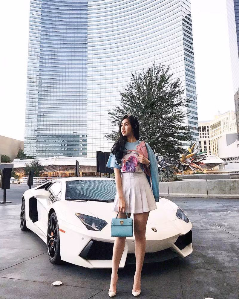 Dù sinh ra trong gia đình thuộc hàng "trâm anh thế phiệt" nhưng Tiểu Giang vẫn muốn có sự nghiệp riêng để không dựa dẫm vào bố mẹ. Theo chia sẻ của "chị cả" hội Rich kid Việt Nam, cô có thu nhập 10.000 USD/ tháng.