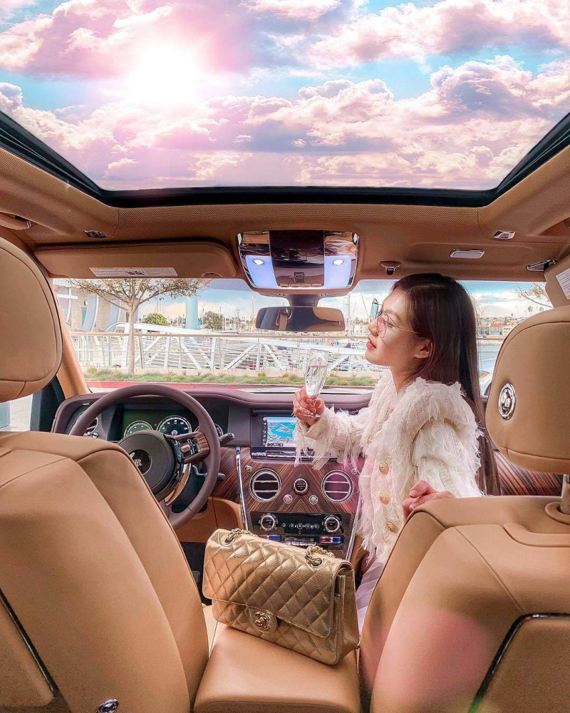 Về bộ sưu tập đồ hiệu, Tiểu Giang gần như sở hữu hết những thương hiệu nổi tiếng thế giới mà hàng triệu cô gái mơ ước như Dior, Hermes, Gucci, Chanel, Fendi, Louis Vuitton... Với độ giàu này đã giúp tên tuổi của cô đứng đầu hàng ngũ hội Rich kid Việt Nam.