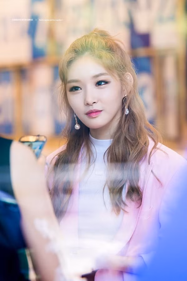 Nhiều dân mạng đã cho rằng, thay vì đưa ra những lời lẽ kì thị, phân biệt thì Francesco nên chung tay cùng với mọi người đẩy lùi dịch và cảm thông mới đúng.