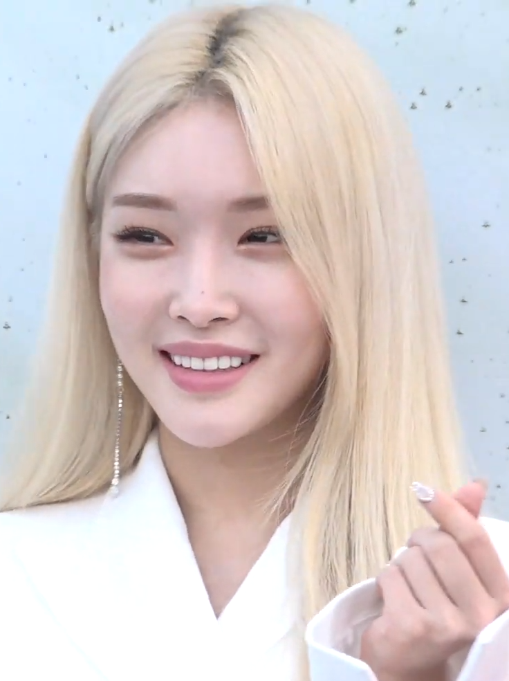 Tình trạng phân biệt đối xử, kỳ thị người gốc Á trên thế giới cũng được ghi nhận tại nhiều nước kể từ khi dịch virus corona bùng phát tại Vũ Hán, Trung Quốc. Trước đó, beauty blogger gốc Việt Michelle Phan cũng từng lên tiếng bức xúc khi nhận được nhiều tin nhắn mang tính xúc phạm.