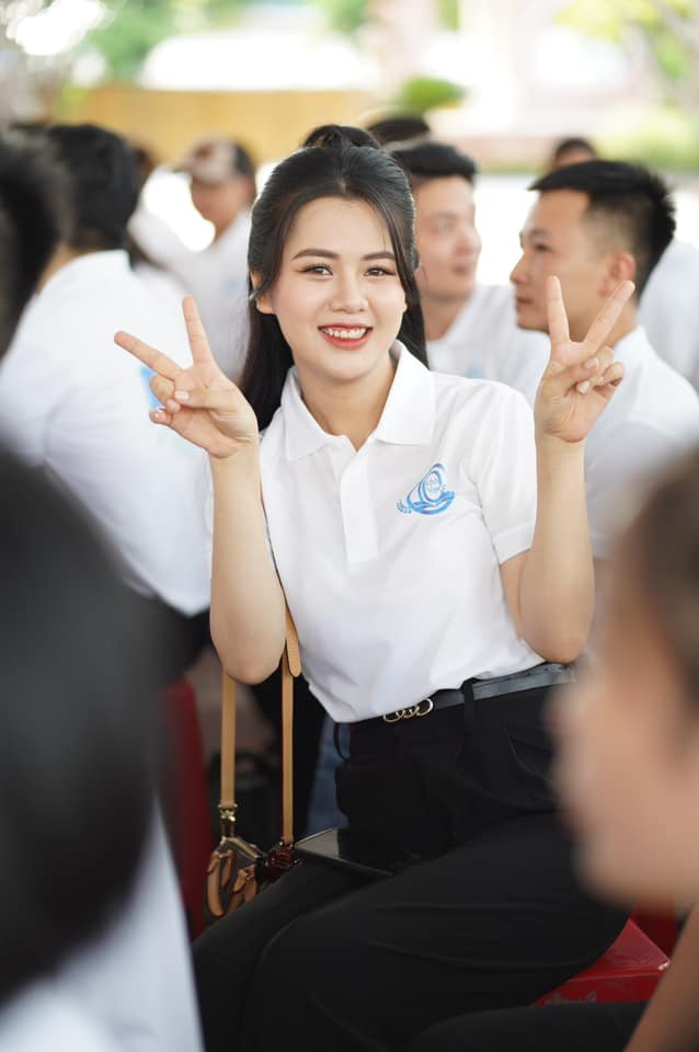 Vào những dịp đi chơi cùng gia đình, Thùy Phương cũng dành thời gian để đi bộ quanh khu nghỉ dưỡng hoặc chạy bộ trên máy để tiêu hao calo trong cơ thể.