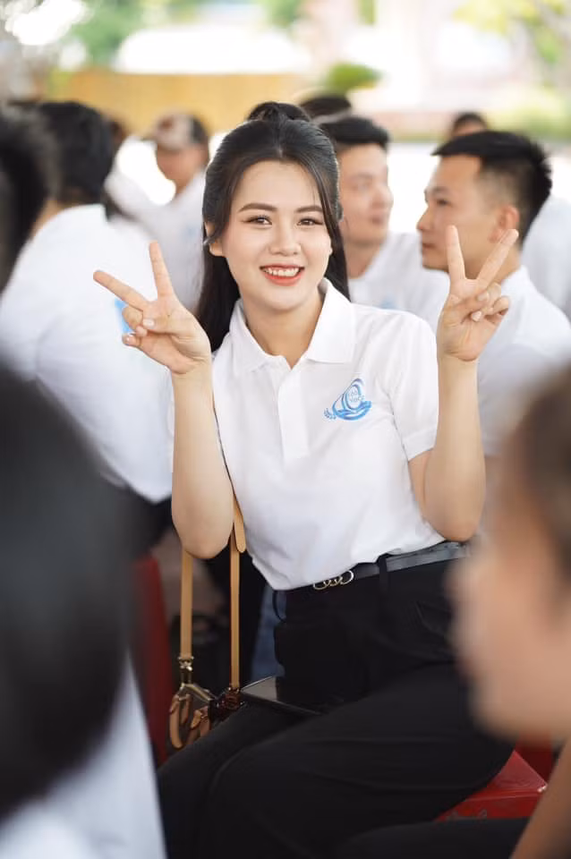 Vào những dịp đi chơi cùng gia đình, Thùy Phương cũng dành thời gian để đi bộ quanh khu nghỉ dưỡng hoặc chạy bộ trên máy để tiêu hao calo trong cơ thể.