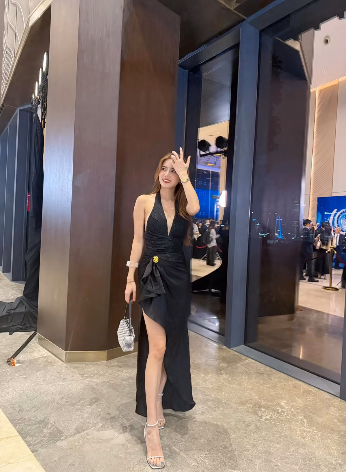 Với đường cắt xẻ từ chiếc đầm, Khánh Chi khoe đôi chân dài miên man, thẳng tắp của mình.