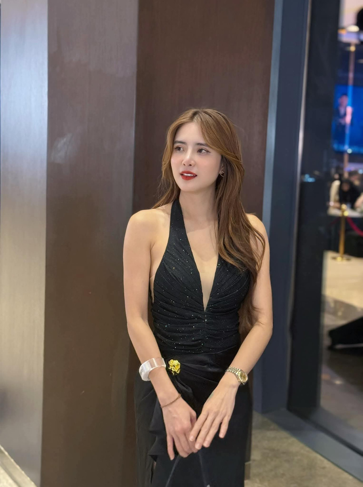 Sau một lần đổ vỡ hôn nhân, Khánh Chi chia sẻ trên trang cá nhân: "Chưa từng nghĩ sẽ đòi hỏi gì đó quá nhiều. Bởi đi qua bao nhiêu nỗi buồn và nếm trải bao nhiêu cảm xúc, thứ mà tôi cần chỉ là một bầu trời bình yên và một người có thể đem lại cho tôi cảm giác an toàn."